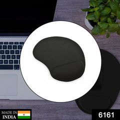 A black ergonomic mouse pad with wrist support is shown in a circular inset, on a desk with a laptop.