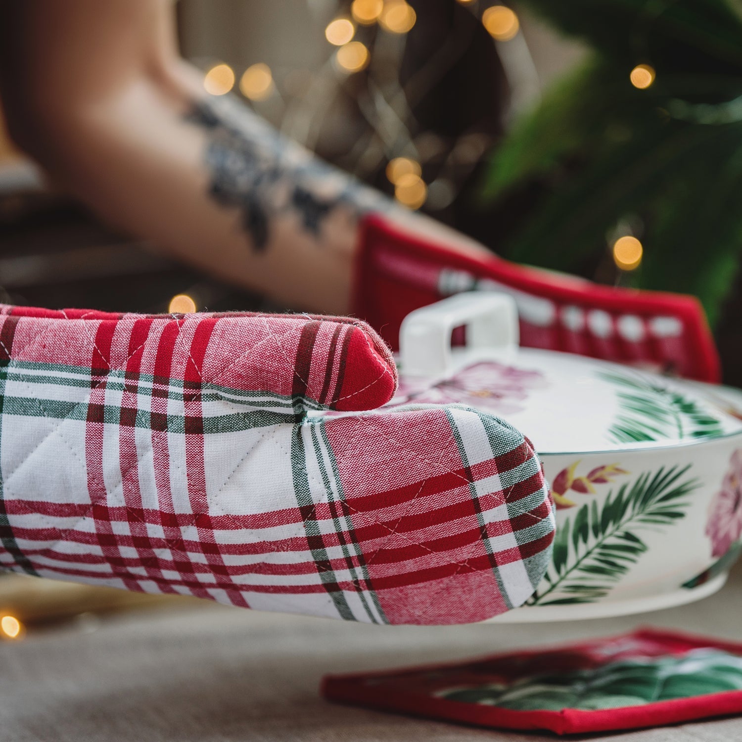 Cotton Oven Mitt – Heat Resistant & Stylish | Bake & Dwell
