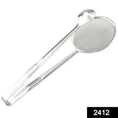 Close-up of the stainless steel frying filter spoon's clip mechanism.